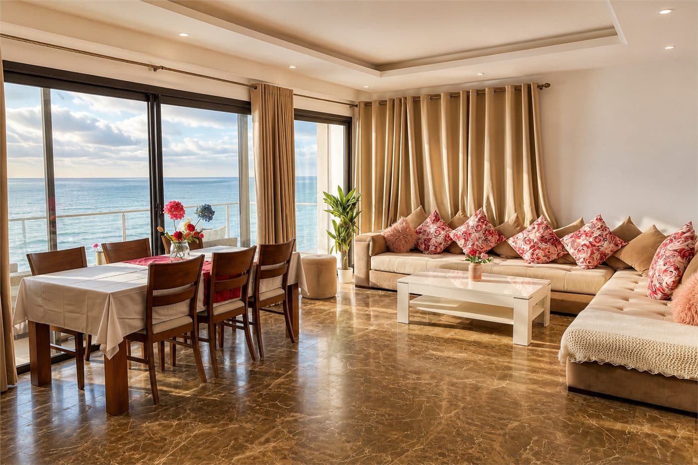 Salon lumineux avec vue sur mer dans un logement proposé en location courte durée