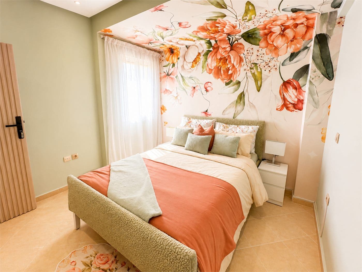 Chambre préparée avec linge, éclairage et rangements pour une location courte durée