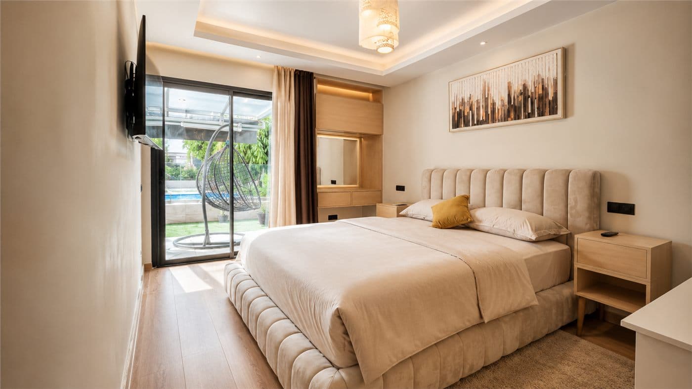 Salon d'un appartement illustrant le choix entre gestion autonome et conciergerie Airbnb