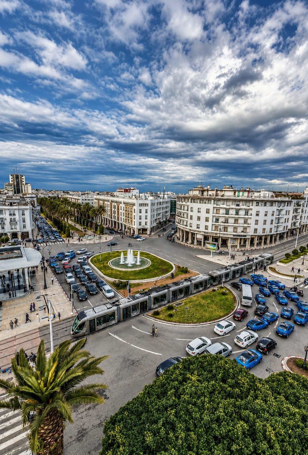 Centre-ville de Rabat avec tramway et grandes avenues
