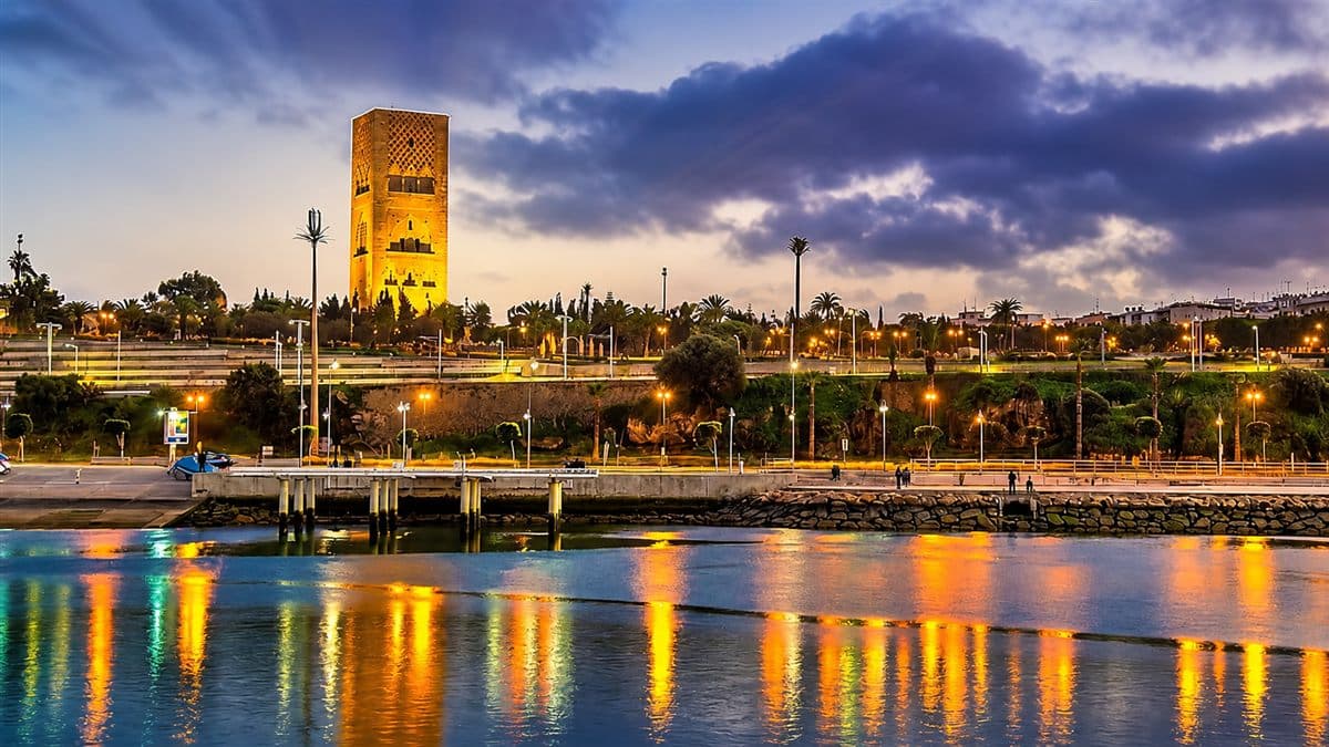 Tour Hassan et front de mer dans la zone de Rabat-Salé