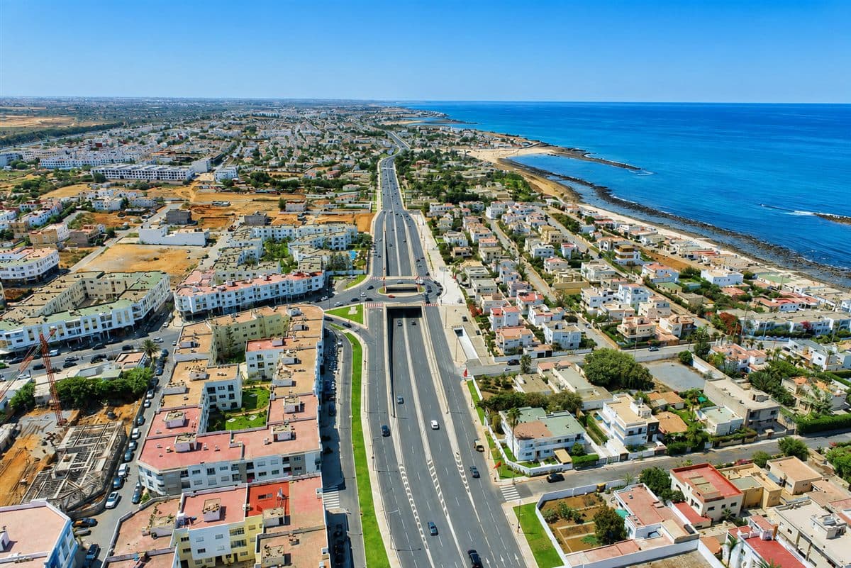 Vue aérienne du littoral et des quartiers de Témara-Harhoura
